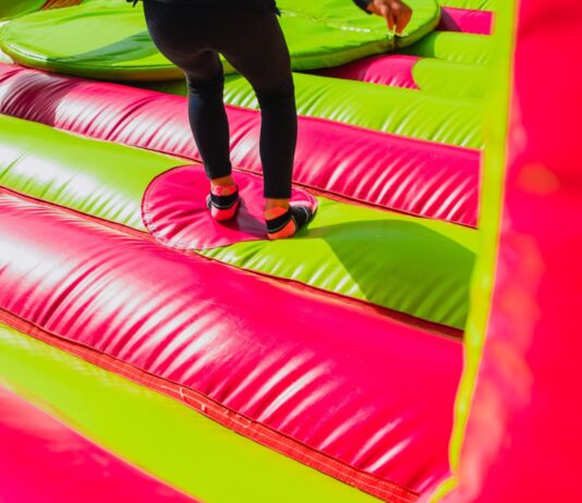 ¿Negocio de inflables es rentable? | Descubre cómo y por qué iniciarlo Niño jugando sobre un inflable