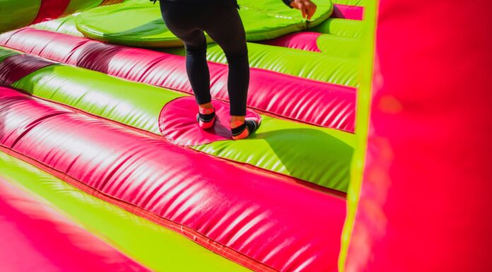 ¿Negocio de inflables es rentable? | Descubre cómo y por qué iniciarlo Niño jugando sobre un inflable