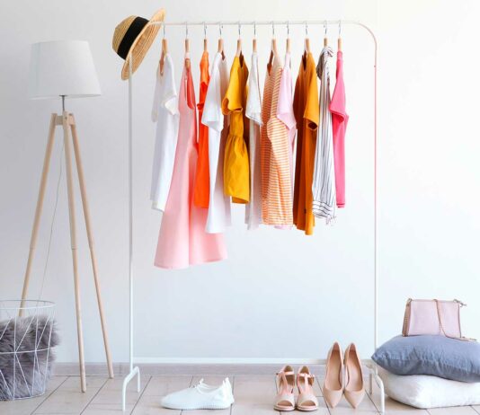 Cómo iniciar un negocio de ropa | Pasos para emprender en el mercado textil ropa colgada expuesta en un cuarto