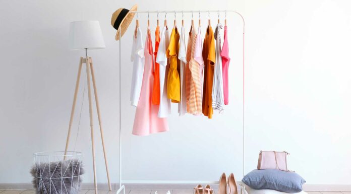 Cómo iniciar un negocio de ropa | Pasos para emprender en el mercado textil ropa colgada expuesta en un cuarto