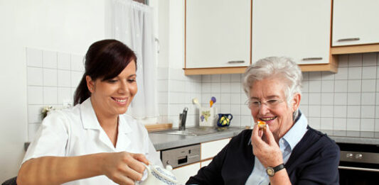 Cuidador de personas mayores: que hace, cuanto gana y más