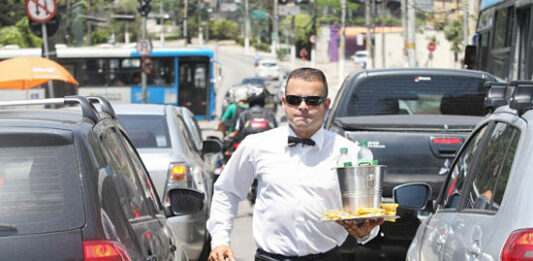 Ganar dinero vendiendo agua mineral en las calles