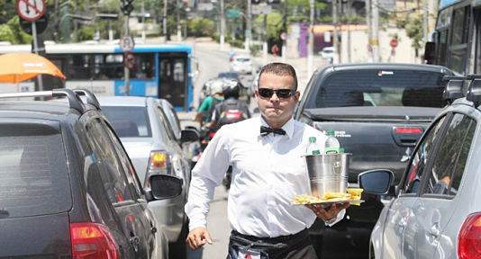 Ganar dinero vendiendo agua mineral en las calles