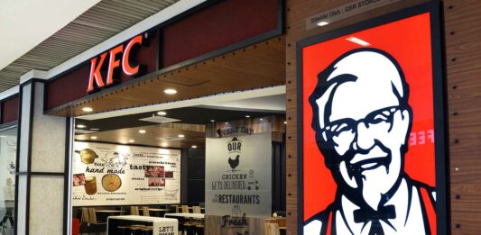 Franquicia KFC | Cómo adquirirla, requisitos, precios y más letrero-rostro-sanders-entrada-restaurante-kfc