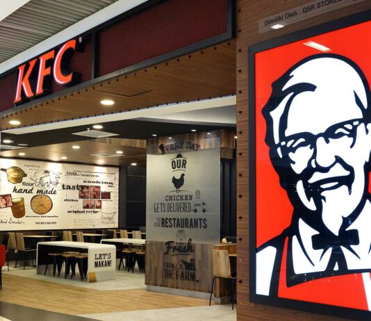 Franquicia KFC | Cómo adquirirla, requisitos, precios y más letrero-rostro-sanders-entrada-restaurante-kfc