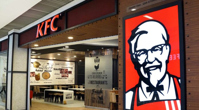 Franquicia KFC | Cómo adquirirla, requisitos, precios y más letrero-rostro-sanders-entrada-restaurante-kfc