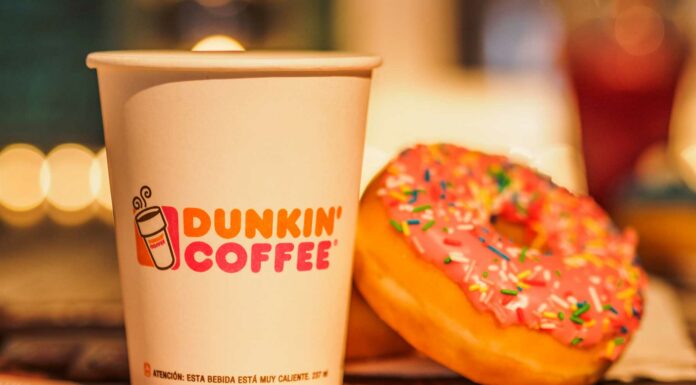 Franquicia Dunkin’ Donuts | Cómo emprender con ella paso a paso taza-dona-dunkin-donuts