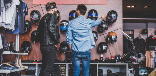 Cómo montar una tienda de accesorios y repuestos de motocicletas joven-en-una-tienda-de-accesorios-y-respuestos-de-motocicletas