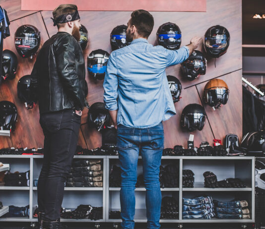 Cómo montar una tienda de accesorios y repuestos de motocicletas joven-en-una-tienda-de-accesorios-y-respuestos-de-motocicletas