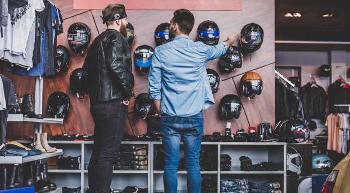 Cómo montar una tienda de accesorios y repuestos de motocicletas joven-en-una-tienda-de-accesorios-y-respuestos-de-motocicletas