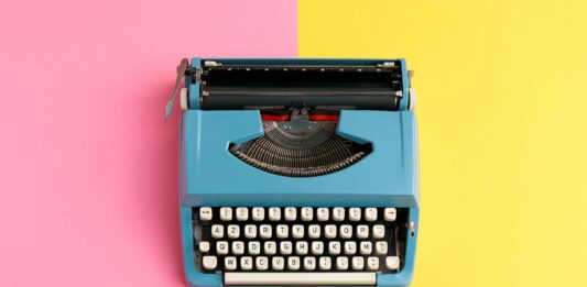 Ganar dinero escribiendo por Internet | 8 ideas para generar ingresos maquina-escribir-sobre-fondo-rosa-amarillo