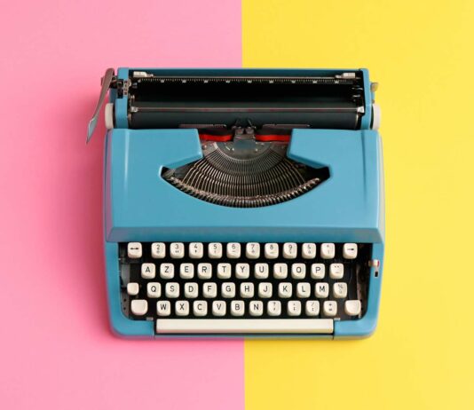 Ganar dinero escribiendo por Internet | 8 ideas para generar ingresos maquina-escribir-sobre-fondo-rosa-amarillo