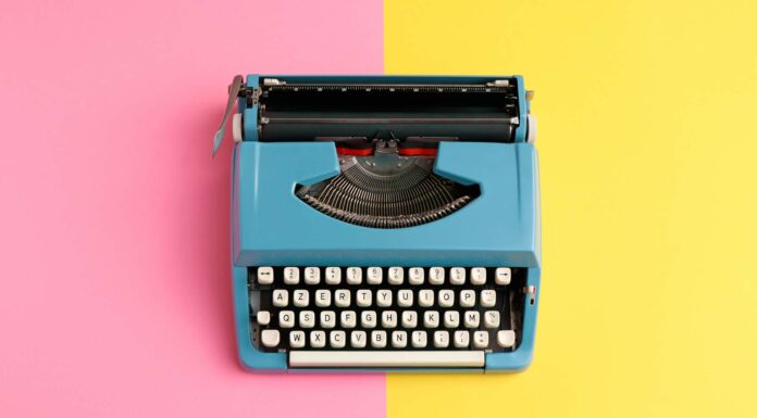 Ganar dinero escribiendo por Internet | 8 ideas para generar ingresos maquina-escribir-sobre-fondo-rosa-amarillo