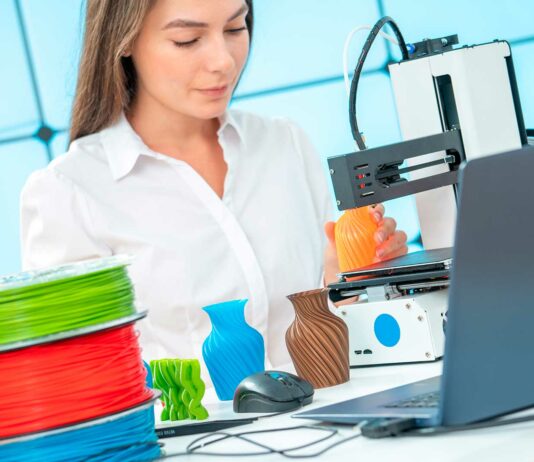 Negocios con impresoras 3D | Ideas para innovar en el mercado y ganar dinero mujer imprimiendo jarrones en impresora 3d