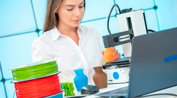 Negocios con impresoras 3D | Ideas para innovar en el mercado y ganar dinero mujer imprimiendo jarrones en impresora 3d