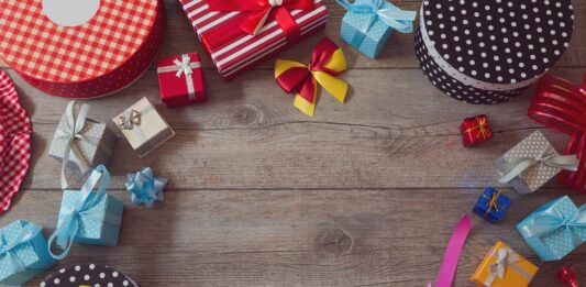 Cómo abrir una tienda de regalos | Guía paso a paso para montar tu local regalos-sobre-mesa-de-madera