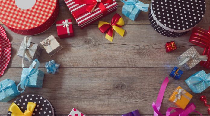 Cómo abrir una tienda de regalos | Guía paso a paso para montar tu local regalos-sobre-mesa-de-madera