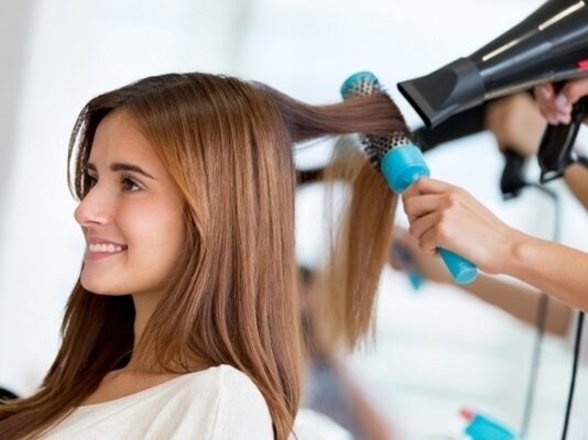 5 servicios de belleza para trabajar por cuenta propia Peluquería a domicilio