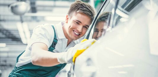 Lavado en seco de autos | Cómo montar un «car wash» ecológico empleado-en-lavado-en-seco-de-autos