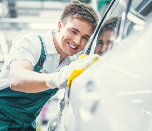 Lavado en seco de autos | Cómo montar un «car wash» ecológico empleado-en-lavado-en-seco-de-autos