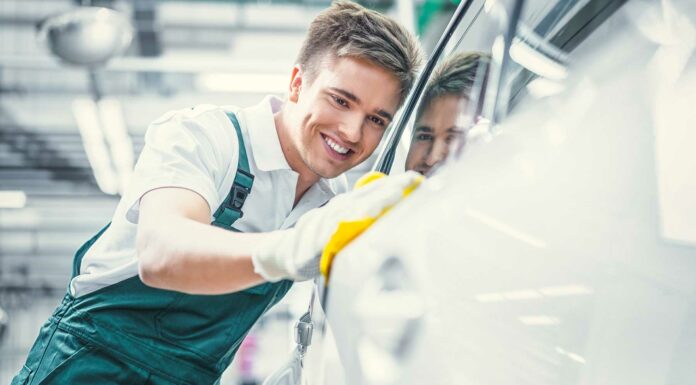Lavado en seco de autos | Cómo montar un «car wash» ecológico empleado-en-lavado-en-seco-de-autos