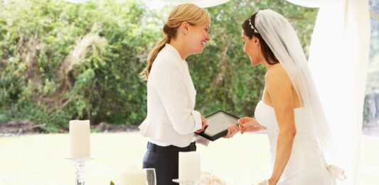 Cómo iniciar un negocio de wedding planner o planificadora de bodas wedding-planner-y-novia