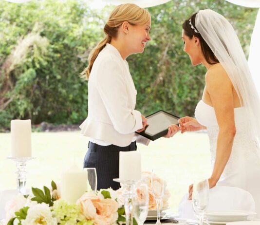 Cómo iniciar un negocio de wedding planner o planificadora de bodas wedding-planner-y-novia