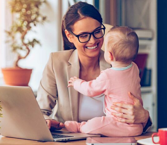 13 ideas de negocios desde casa para madres solteras | ¡Comienza a ganar dinero YA! mujer con su bebé sentada frente al computador