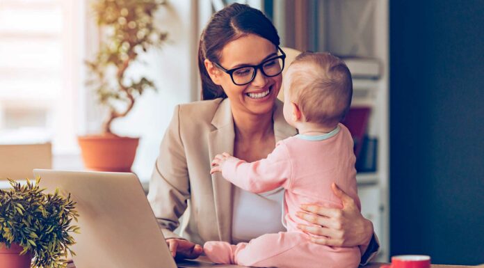 13 ideas de negocios desde casa para madres solteras | ¡Comienza a ganar dinero YA! mujer con su bebé sentada frente al computador
