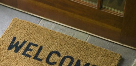 Cómo iniciar un negocio de venta de felpudos