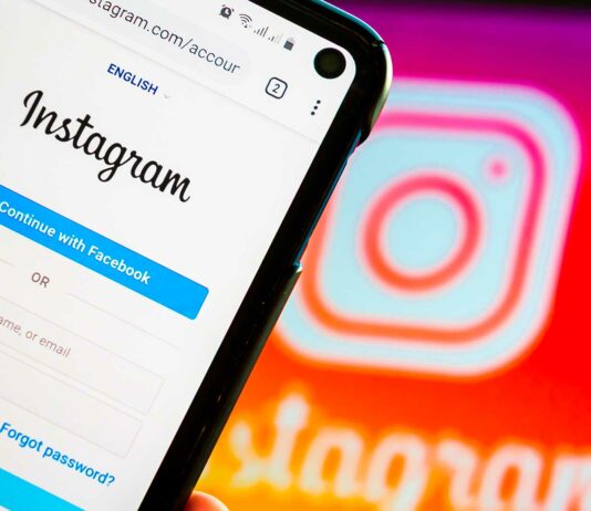 Cómo ganar dinero en Instagram | Guía completa con 5 formas de lograrlo teléfono con la página de instagram abierta frente a una pantalla con el logo de instagram