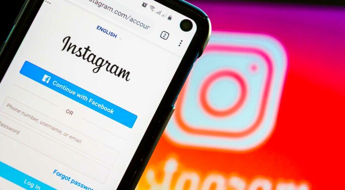 Cómo ganar dinero en Instagram | Guía completa con 5 formas de lograrlo teléfono con la página de instagram abierta frente a una pantalla con el logo de instagram