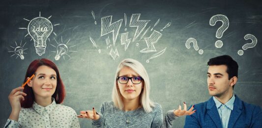 Ideas de negocios para jóvenes emprendedores y para estudiantes tres-jovenes-ideando-un-negocio