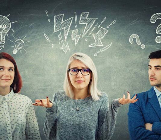 Ideas de negocios para jóvenes emprendedores y para estudiantes tres-jovenes-ideando-un-negocio