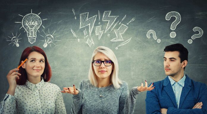 Ideas de negocios para jóvenes emprendedores y para estudiantes tres-jovenes-ideando-un-negocio