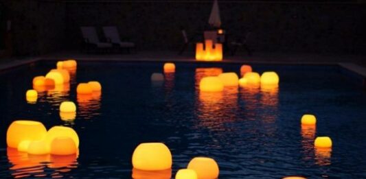 Iniciar un negocio de decoración con velas flotantes para piscinas