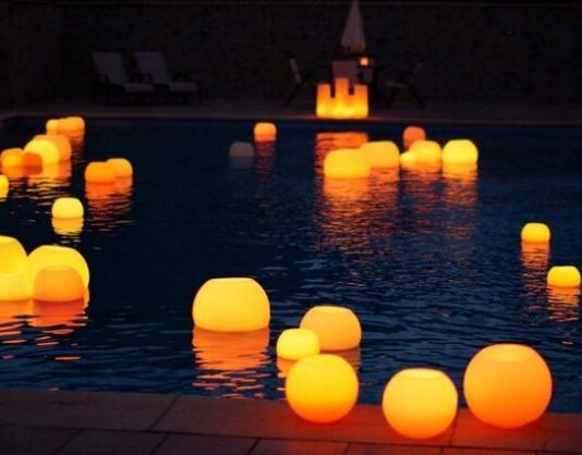 Iniciar un negocio de decoración con velas flotantes para piscinas