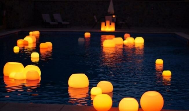 Iniciar un negocio de decoración con velas flotantes para piscinas