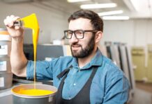 Cómo hacer una fábrica de pinturas | Qué necesitas y 5 tips para hacerlo Hombre viendo su producto luego de saber cómo hacer una fábrica de pinturas