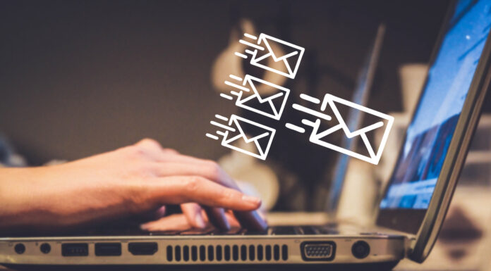 Cómo ganar dinero con email marketing | 8 consejos para hacerlo Persona trabajando en un ordenador portátil y unos símbolos que representan el email marketing