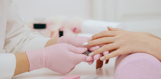 Negocio de uñas | ¿Abrir tu salón, servicio a domicilio o adquirir una franquicia? manicura-haciendo-arreglo-de-manos