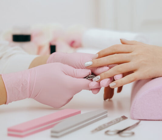 Negocio de uñas | ¿Abrir tu salón, servicio a domicilio o adquirir una franquicia? manicura-haciendo-arreglo-de-manos