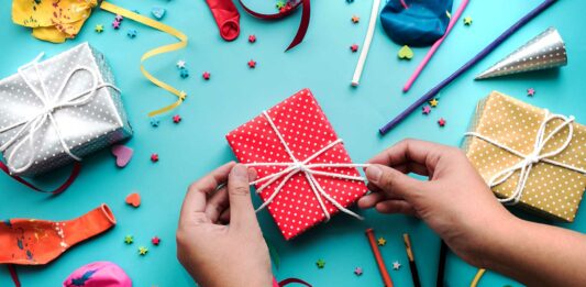 Trabajos manuales desde casa | 16 ideas para ganar dinero manos-haciendo-manualidades-para-ganar-dinero-desde-casa