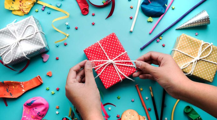 Trabajos manuales desde casa | 16 ideas para ganar dinero manos-haciendo-manualidades-para-ganar-dinero-desde-casa