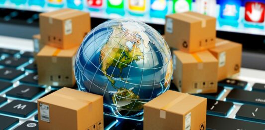 10 mejores franquicias Online 2020 para ganar dinero desde casa globo terráqueo en miniatura rodeado de cajas miniatura sobre un teclado
