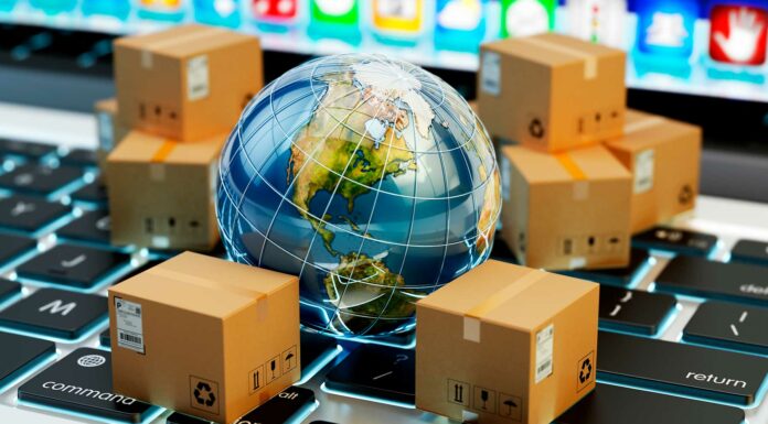 10 mejores franquicias Online 2020 para ganar dinero desde casa globo terráqueo en miniatura rodeado de cajas miniatura sobre un teclado