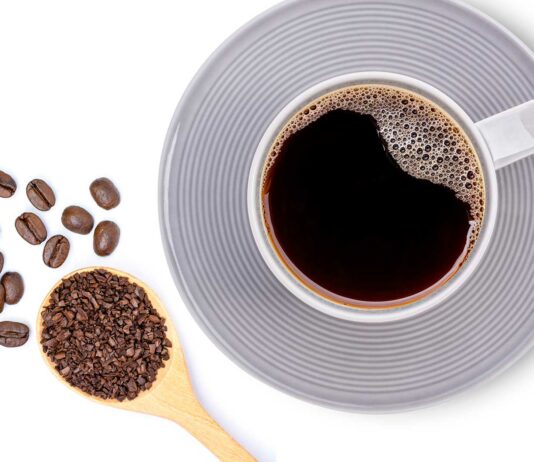 7 mejores franquicias de café | Súmate al negocio de las cafeterías con energía taza de café con cuchara llena de granos de café