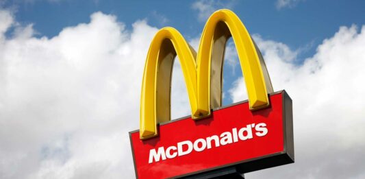 Franquicia McDonald’s | Cómo adquirir un local del gigante de las hamburguesas Franquicia-McDonald's letrero