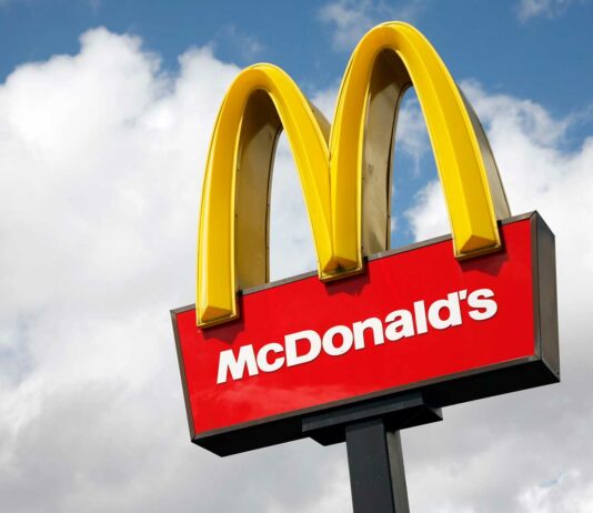 Franquicia McDonald’s | Cómo adquirir un local del gigante de las hamburguesas Franquicia-McDonald's letrero