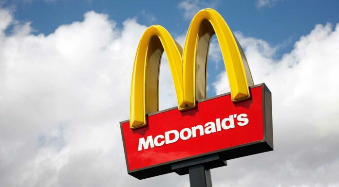Franquicia McDonald’s | Cómo adquirir un local del gigante de las hamburguesas Franquicia-McDonald's letrero